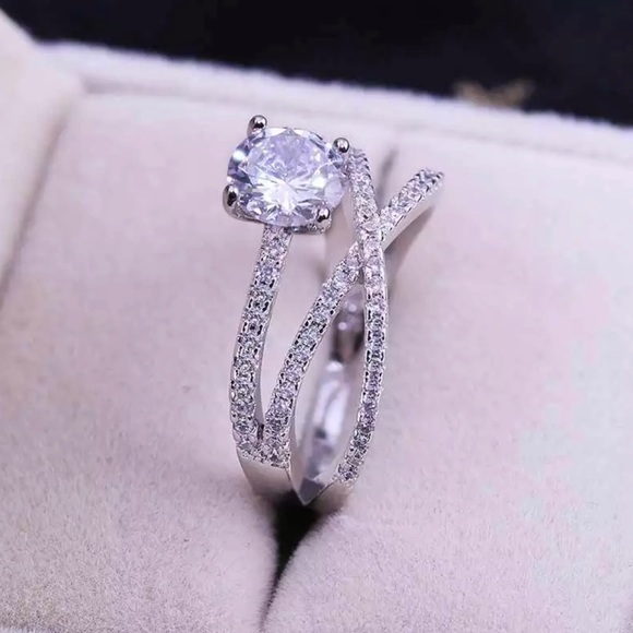 ✨Dainty Criss Cross Silver Ring✨ - Picture 3 of 6